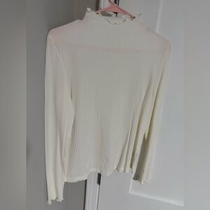 Lightweight Ruffled Turtle Neck